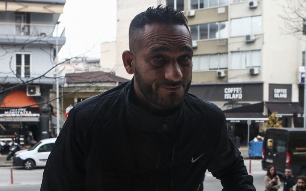 Συγνώμη για τις απειλές ζητάει ο πατέρας του 16χρονου που πυροβολήθηκε από αστυνομικό (βίντεο)