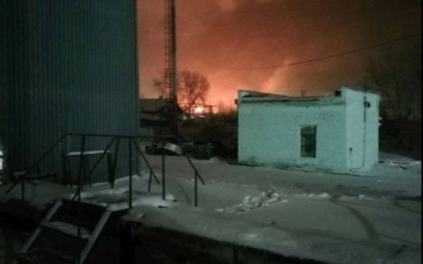 Μεγάλη φωτιά σε πετρελαϊκή εγκατάσταση στη Ρωσία – Δύο νεκροί και τέσσερις τραυματίες (βίντεο)