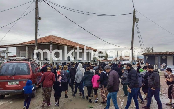 Βαρύ το κλίμα στον οικισμό Ρομά: Έφτασε η σορός του 16χρονου συνοδευόμενη με κομβόι και τραγούδια (βίντεο, φωτ.)