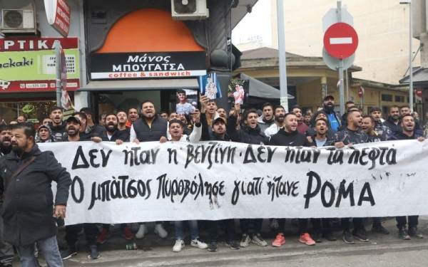 Καζάνι που βράζει η Θεσσαλονίκη - Ρομά καίνε χαρτονομίσματα και φωνάζουν συνθήματα κατά της αστυνομίας (βίντεο, φωτ.)