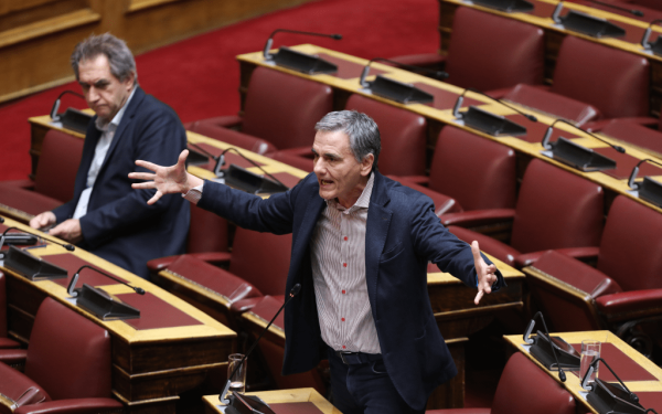 Ε. Τσακαλώτος: Στο απυρόβλητο οι ανώτερες εισοδηματικές κλάσεις των ελεύθερων επαγγελματιών