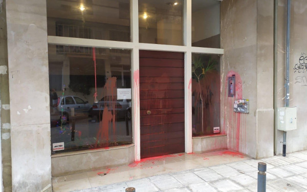 Θεσσαλονίκη: Επίθεση με μπογιές στο σπίτι του βουλευτή της ΝΔ Στράτου Σιμόπουλου 