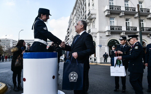 Ο Τ. Θεοδωρικάκος προσέφερε δώρα στους Τροχονόμους: «Ένα μεγάλο ευχαριστώ στους αστυνομικούς»