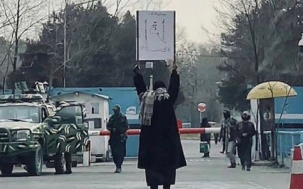 Αφγανιστάν: Η 18χρονη Μάρουα αψηφά τους Ταλιμπάν - Διαδηλώνει μόνη για το δικαίωμα των γυναικών στη μόρφωση (βίντεο)