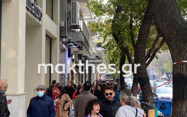 Τα ψώνια της τελευταίας στιγμής δίνουν το «φιλί της ζωής» στην αγορά παραμονή Χριστουγέννων