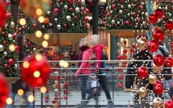 Σε γιορτινούς ρυθμούς η πόλη με κάλαντα και ψώνια της τελευταίας στιγμής