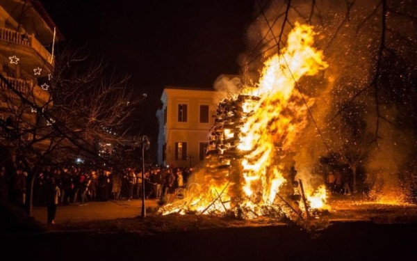 Χριστούγεννα στη Φλώρινα: Όλα έτοιμα για το «άναμμα των φωτιών» - Το ξεχωριστό έθιμο για τη γέννηση του Χριστού (φωτ.)