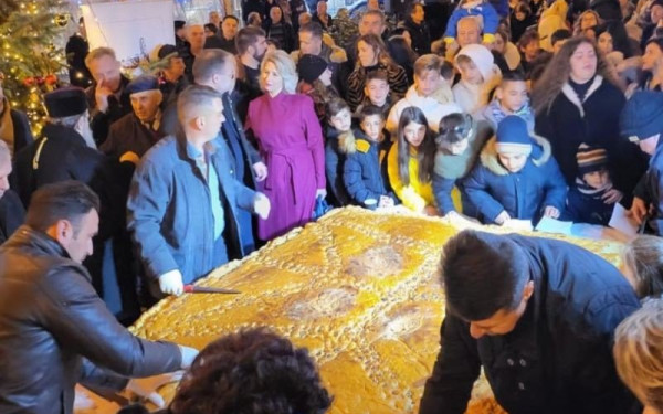 Χαλκιδική: Αναβίωσε το Μέλωμα του Χριστού στην Αρναία - Έκοψαν Χριστόψωμο 400 κιλών (φωτ.)