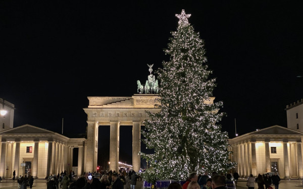 Βερολίνο: Πριόνισαν την κορυφή του χριστουγεννιάτικου δέντρου σε διαμαρτυρία κατά της κλιματικής αλλαγής