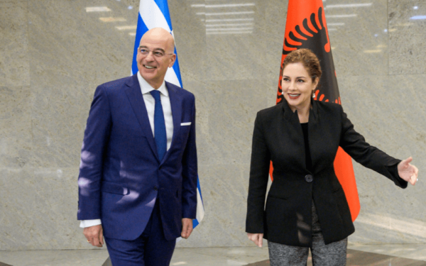 Στα Τίρανα ο Ν. Δένδιας - Συνάντηση με την ΥΠΕΞ Αλβανίας