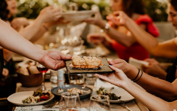 Ένωση Εργαζομένων Καταναλωτών Ελλάδας: Τι πρέπει να αναγράφεται στους τιμοκαταλόγους των καταστημάτων μαζικής εστίασης και αναψυχής