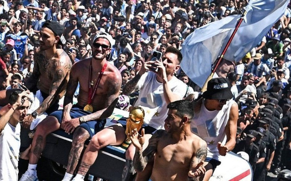 Πρωτόγνωρες σκηνές στην Αργεντινή: Περισσότεροι από 4 εκατ. άνθρωποι γιόρτασαν την κατάκτηση του Μουντιάλ - Επιστρατεύτηκαν ελικόπτερα (βίντεο)