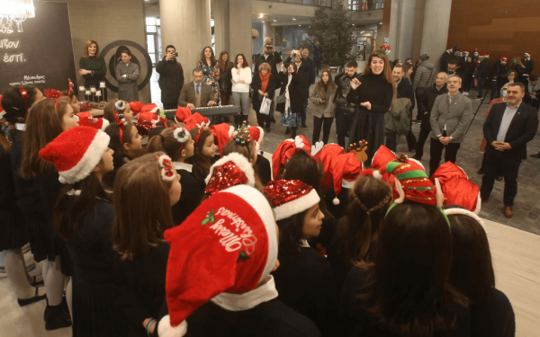 Παραδοσιακά κάλαντα και χριστουγεννιάτικες μελωδίες στο Δημαρχείο Θεσσαλονίκης 
