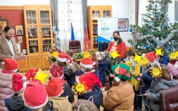 Καλαμαριά: Μικροί επίδοξοι δήμαρχοι είπαν τα κάλαντα στον Γ. Δαρδαμανέλη (φωτ.)