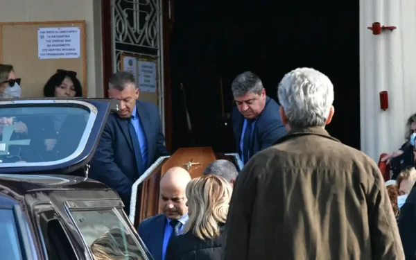 Λάρισα: Ανείπωτη θλίψη στην κηδεία του 53χρονου που έχασε τη ζωή του στο Βουκουρέστι