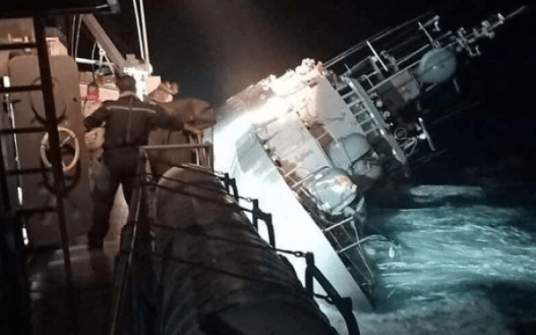 Συνεχίζεται η μάχη με τα κύματα για τους 23 ναύτες στον Κόλπο της Ταϊλάνδης - Δραματικές ώρες (βίντεο)