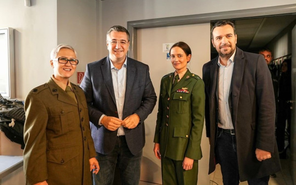 Ο Τζιτζικώστας ποζάρει με την Eva Green και τον  Martin Campbell στα γυρίσματα του Dirty Angels