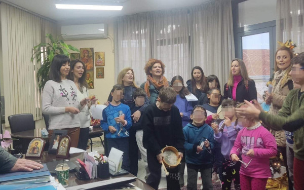 Θεσσαλονίκη: Οι μαθητές του 3ου Ειδικού Σχολείου Ευόσμου έψαλαν τα κάλαντα στον Δήμαρχο (φωτ.)