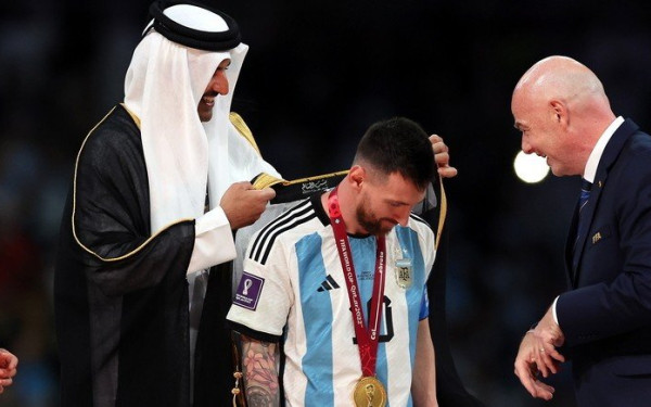 Bisht: Τι είναι ο «μανδύας» που φόρεσαν οι Καταριανοί στον Μέσι και πότε χρησιμοποιείται (βίντεο)