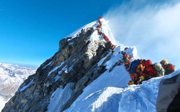 Πώς μοιάζει η Γη από την κορυφή του Έβερεστ - Συγκλονιστικό βίντεο με θέα που κόβει την ανάσα 