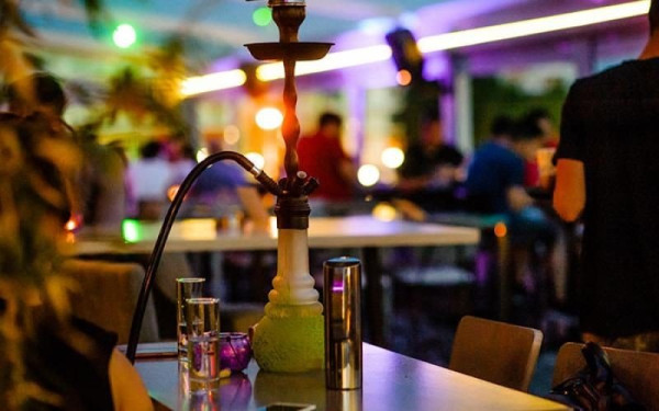 Κενό στον αντικαπνιστικό νόμο: Κινδυνεύουν με «λουκέτο» 650 μαγαζιά με ναργιλέδες (βίντεο)