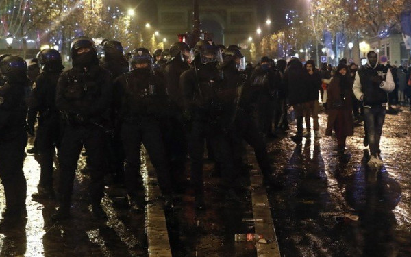 Άγρια νύχτα στη Γαλλία μετά τον τελικό του Μουντιάλ - Επεισόδια και 227 συλλήψεις (βίντεο)