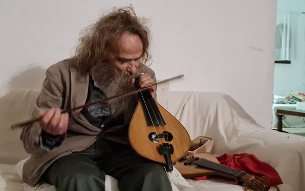 Καθηγητής του Πανεπιστημίου Κρήτης κατασκεύασε και δώρισε λύρες στον Ψαραντώνη (βίντεο, φωτ.)