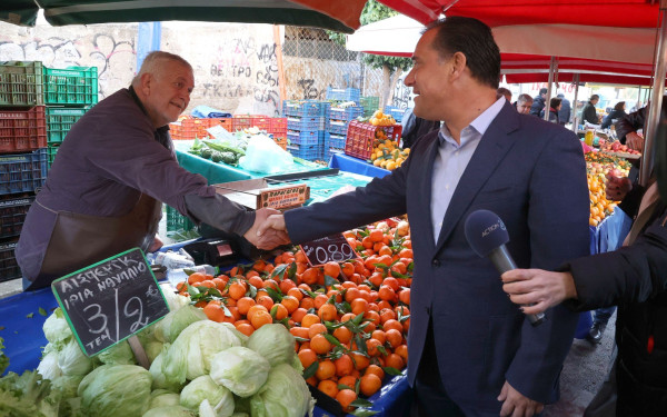 Σε λαϊκή αγορά στο Περιστέρι ο Αδ. Γεωργιάδης: «Όσοι αξιοποιούν και τις λαϊκές μπορούν να γλιτώσουν χρήματα»