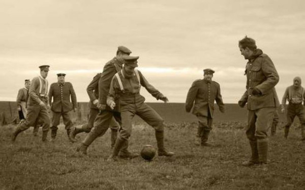 Χριστούγεννα 1914: Η μέρα που το ποδόσφαιρο τα έβαλε με τη φρίκη του Α' Παγκοσμίου Πολέμου (βίντεο)
