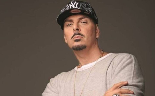 Νίκος Βουρλιώτης: Τρολάρει την Εύα Καϊλή που είχε βάλει στίχους του σε ομιλία της (βίντεο)