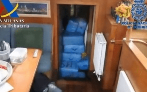 Η ισπανική αστυνομία «ψάρεψε» σχεδόν 4,5 τόνους ναρκωτικών από σκάφος (βίντεο)
