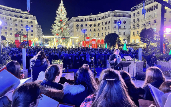 Θεσσαλονίκη: Σε λίγο η φωταγώγηση του χριστουγεννιάτικου δέντρου στην πλατεία Αριστοτέλους