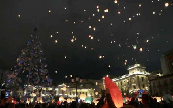 Αθήνα: 1.500 φαναράκια γέμισαν τον ουρανό