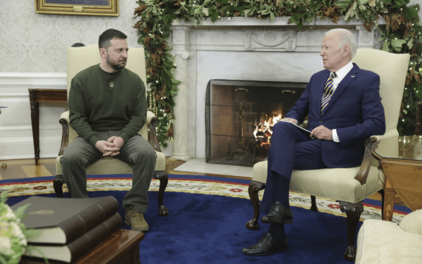 Διαβεβαιώσεις για αμυντική στήριξη, αλλά και παρότρυνση για ειρηνευτική συμφωνία απηύθυνε ο Μπάιντεν στον Ζελένσκι (βίντεο)