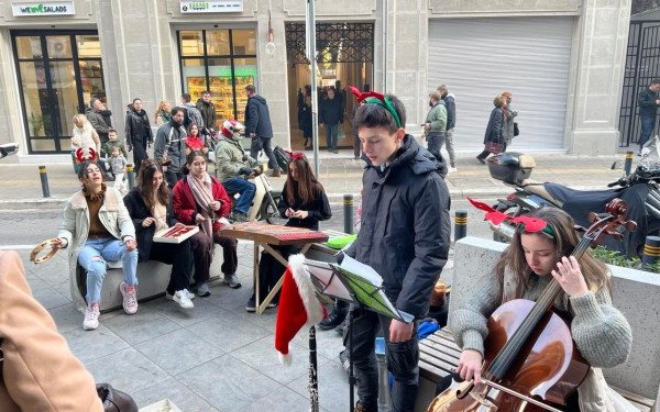 Οι Θεσσαλονικείς… ξεχύθηκαν στους δρόμους - Αποχαιρετούν το 2022 με κάλαντα και βόλτες στη γιορτινή πόλη (βίντεο, φωτ.)