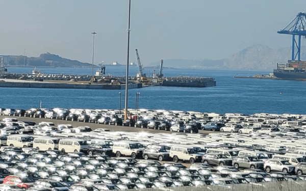 Χιλιάδες καινούρια αυτοκίνητα συγκεντρώθηκαν για παράδοση στο λιμάνι του Πειραιά 