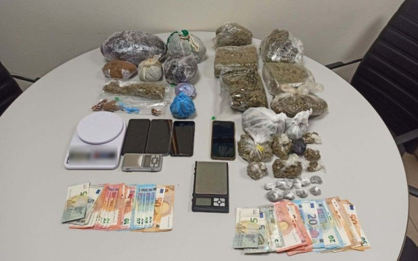 Θεσσαλονίκη: «Χειροπέδες» σε τέσσερα άτομα - Σχεδίαζαν να διοχετεύσουν ναρκωτικά σε στέκια τοξικομανών