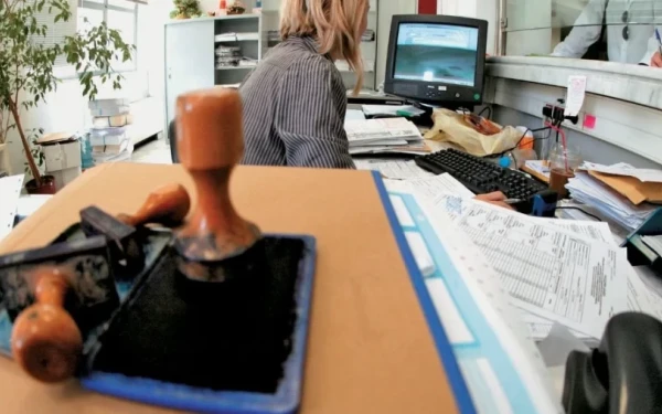 Δικηγόροι παίρνουν… στο κυνήγι εργαζομένους σε ΟΤΑ - Τους προτρέπουν σε αγωγές για να κερδίσουν «παγωμένες» αυξήσεις