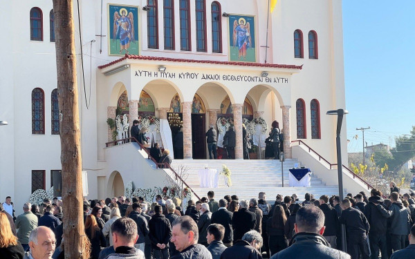 Aνείπωτος πόνος στην κηδεία του 18χρονου Γρηγόρη που με το θάνατό του χάρισε ζωή