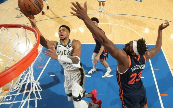 NBA: Άλλη μία παράσταση του Γιάννη Αντετοκούνμπο στη Νέα Υόρκη (βίντεο)