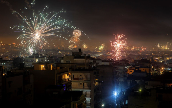 Θεσσαλονίκη: Η πρώτη νύχτα του νέου χρόνου έγινε... μέρα (βίντεο, φωτ.)