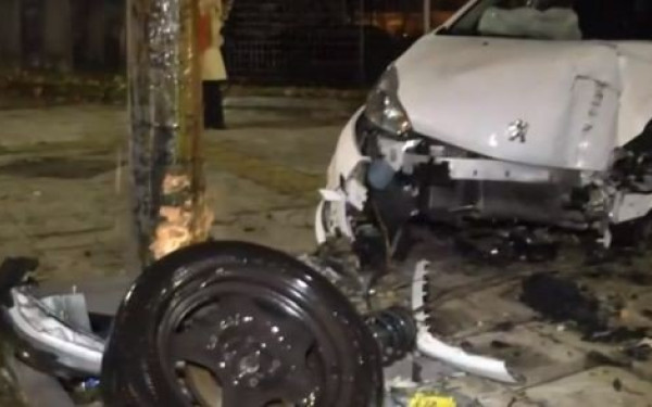 Θεσσαλονίκη: Αυτοκίνητο «καρφώθηκε» σε κολόνα φωτισμού και κατέληξε σε πεζοδρόμιο (βίντεο)