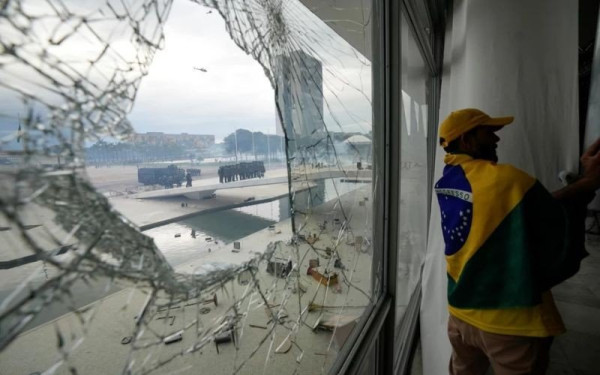 Βραζιλία: Εικόνες χάους στο Κογκρέσο μετά την εισβολή οπαδών του Μπολσονάρου - «Θα τιμωρηθούν οι νεοφασίστες», λέει ο Λούλα (φωτ.)