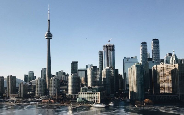 Ο Καναδάς απαγόρευσε στους ξένους να αγοράζουν ακίνητα στις πόλεις έως το 2025