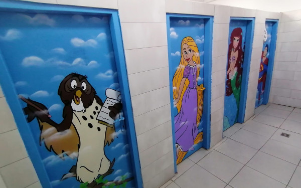Θεσσαλονίκη: Ήρωες παραμυθιών «αποβιβάστηκαν» σε τουαλέτες δημοτικού - Βίντεο και όμορφες εικόνες