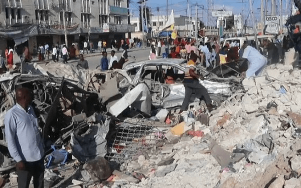 Φρίκη στη Σομαλία: Τζιχαντιστές της Αλ Σεμπάμπ ανατινάχθηκαν σκοτώνοντας 35 ανθρώπους (βίντεο)