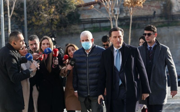 Πέτρος Φιλιππίδης: Ο δικηγόρος των καταγγελλουσών έχει εταιρεία με τον αδερφό της Παπαχαραλάμπους