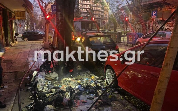 Θεσσαλονίκη: Έβαλαν φωτιά σε κάδο και κάηκε ολοσχερώς ένα μηχανάκι (φωτ.)