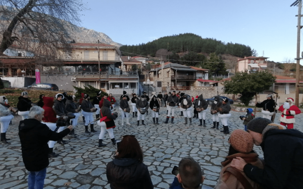 Τα Τρίκαλα ξορκίζουν το κακό με τα κουδούνια τους 