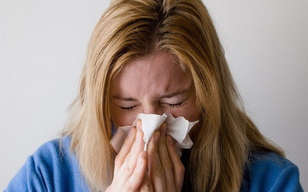 «Σαρώνουν» γρίπη, κορονοϊός και ιώσεις: Αυξήθηκαν 25% οι εισαγωγές στα νοσοκομεία (βίντεο)